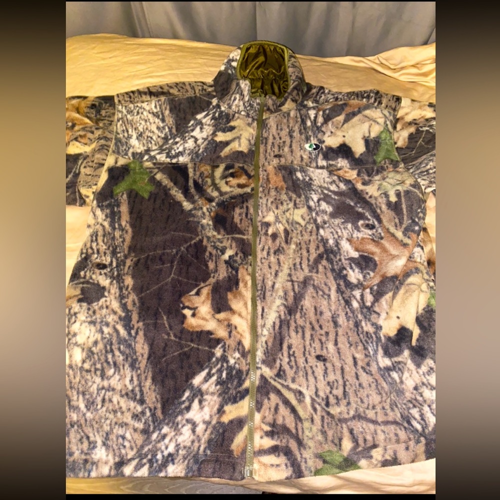 Mossy Oak Brand reversible fleece windbreaker.